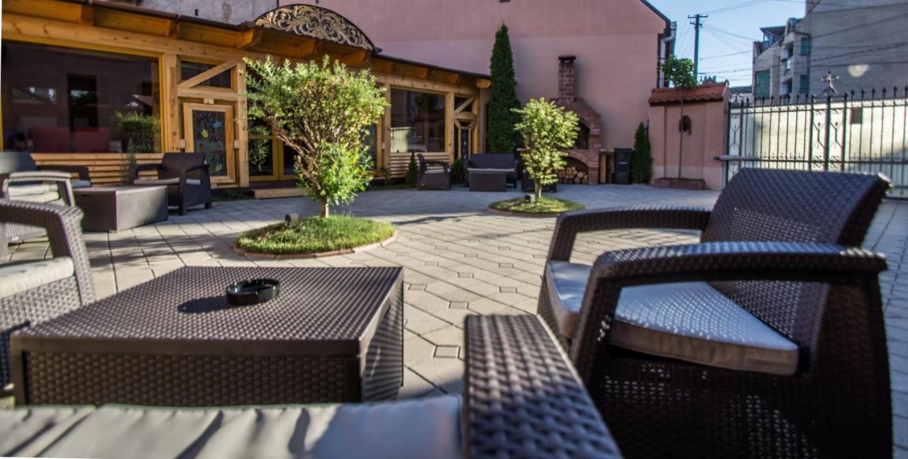 Noblesse Boutique Resort Sibiu Exterior foto The courtyard of the hotel