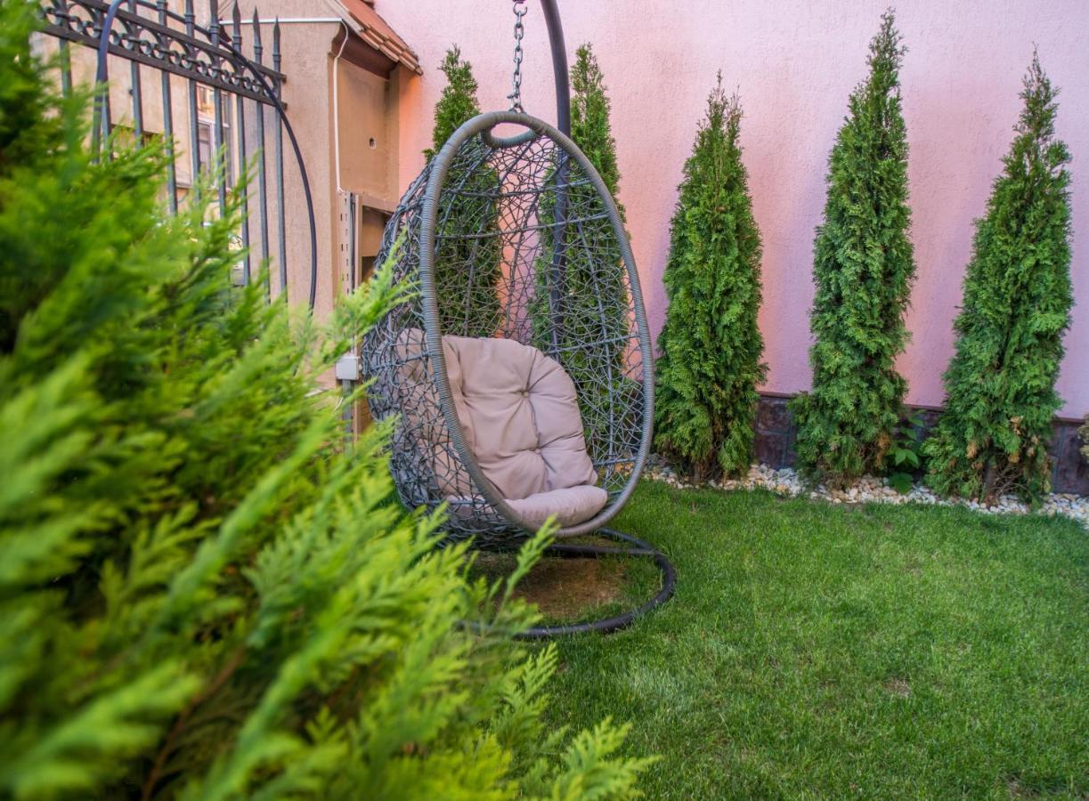 Noblesse Boutique Resort Sibiu Exterior foto A hanging chair