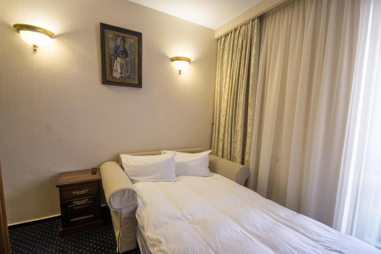 Noblesse Boutique Resort Sibiu Exterior foto A sofa bed
