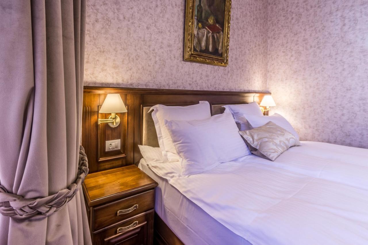 Noblesse Boutique Resort Sibiu Exterior foto A bedroom at the hotel