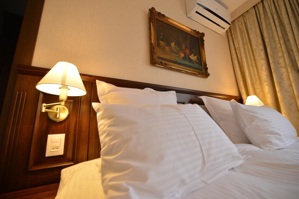 Noblesse Boutique Resort Sibiu Exterior foto A bed