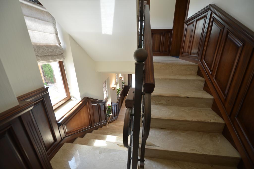 Noblesse Boutique Resort Sibiu Exterior foto A staircase in a private home