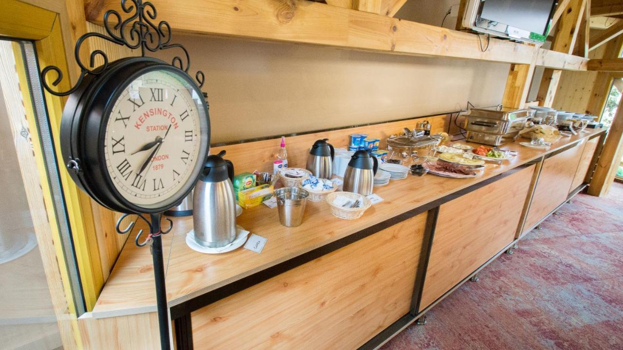 Noblesse Boutique Resort Sibiu Exterior foto The self-help breakfast buffet at the station