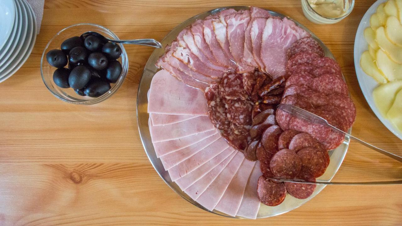 Noblesse Boutique Resort Sibiu Exterior foto A selection of cured meats